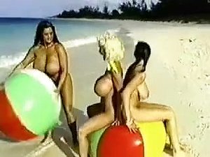 Tetonas. Fantasias en la playa